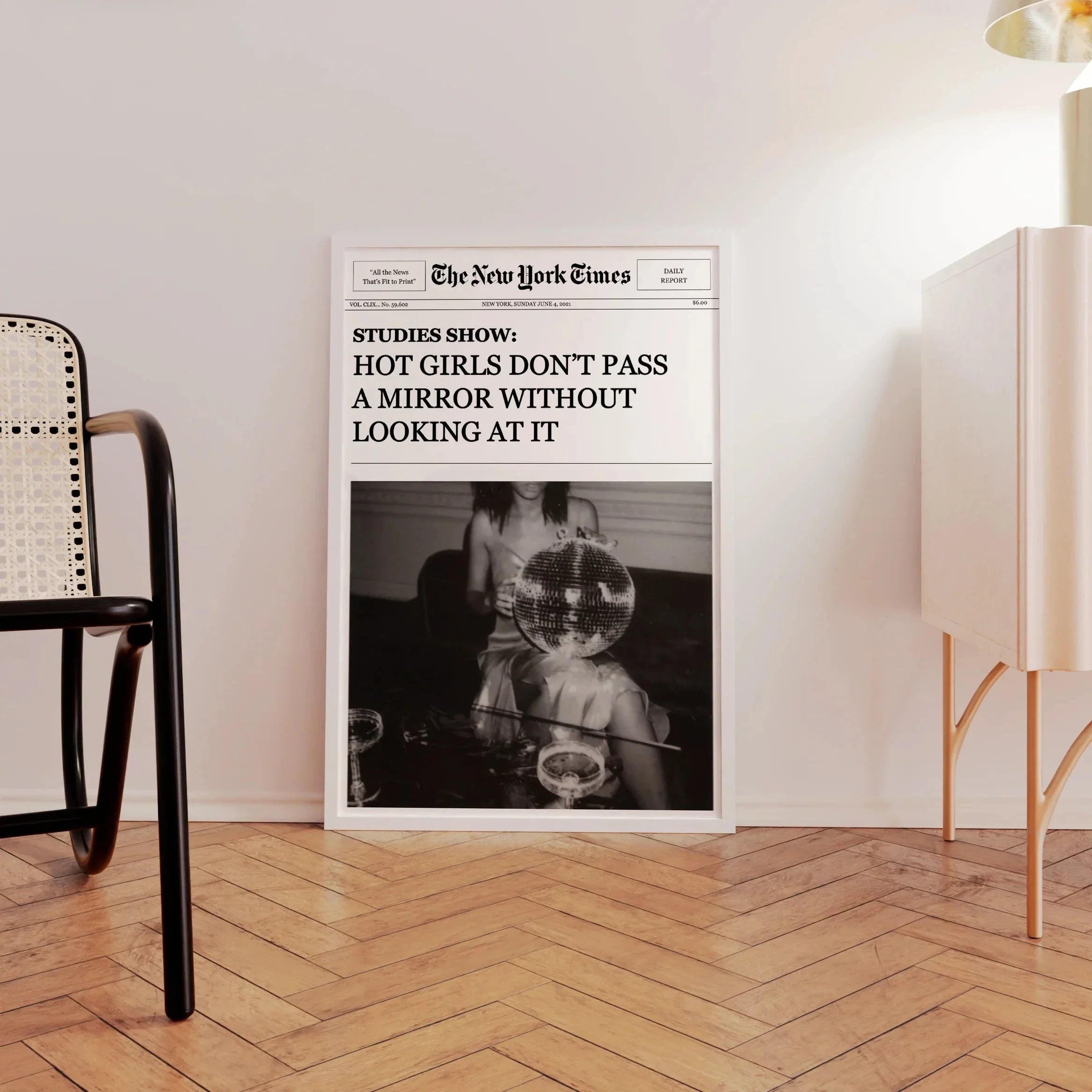 HOT GIRLS DON'T PASS A MIRROR | Arte Digital