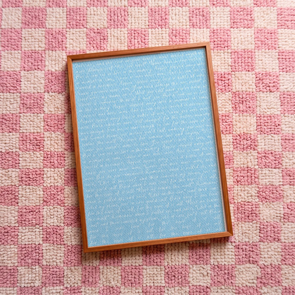Quadro decorativo August (letra) com moldura freijó